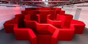 【倫敦時裝週】Anya Hindmarch 打造一座紅色迷宮！每款新包都是郵筒＆信封的造型 好有文青感