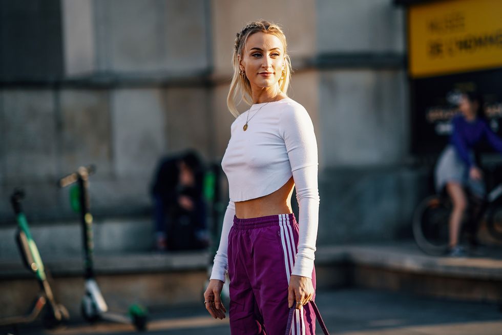 Con i pezzi d'abbigliamento yoga i leggings modellanti crei look sportswear da città super fit, come la giacca running è moda 2019 da sfruttare con jeans e dolcevita.