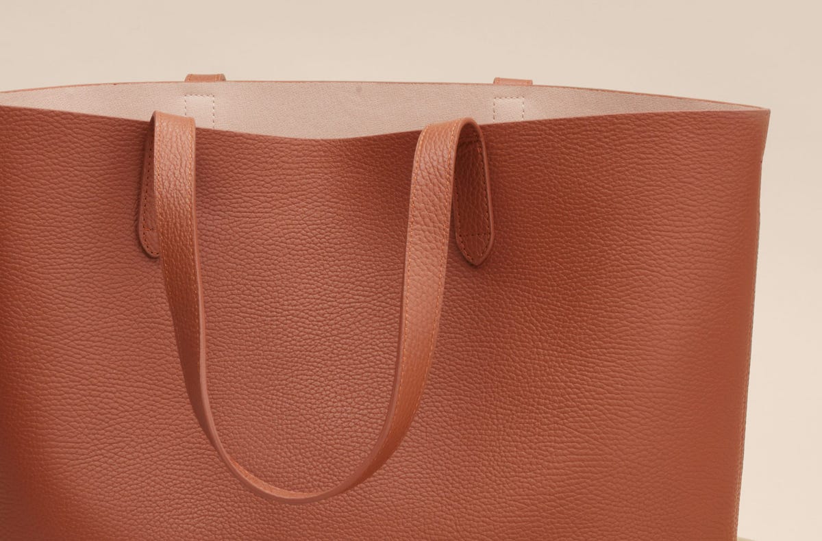 Cuyana Tall Structured Zipper Tote Review - by Kelsey Boyanzhu