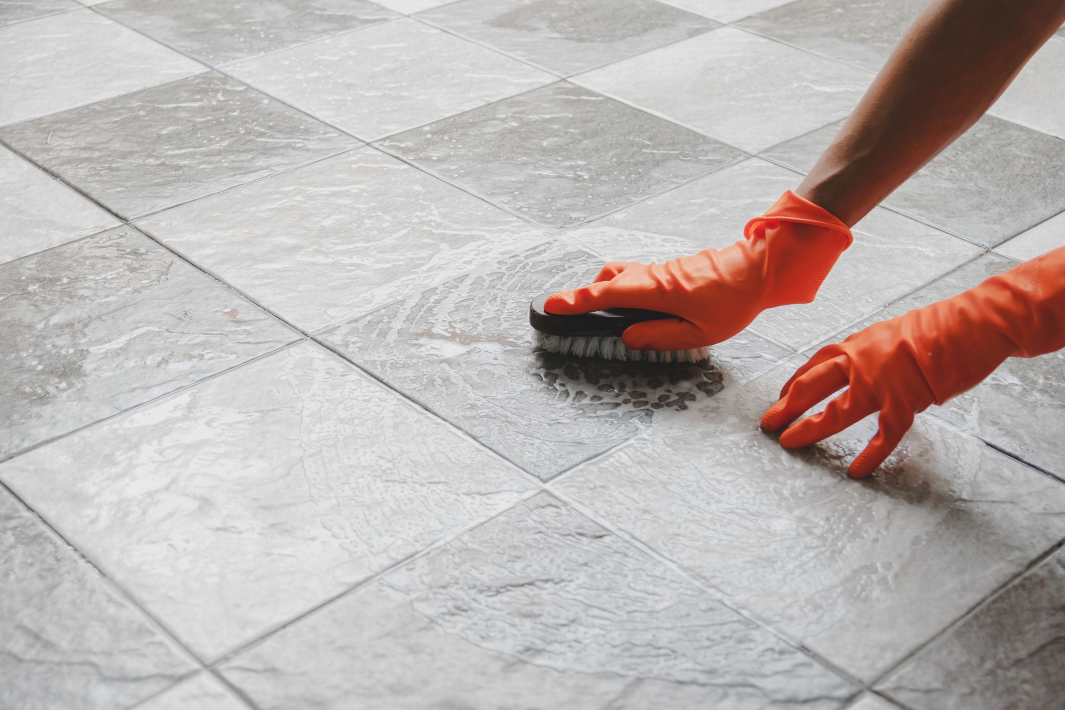 Come pulire le fughe del pavimento: il trucco