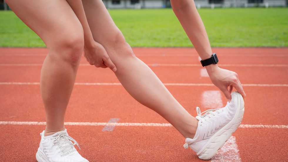 gambe che fanno stratching durante la corsa