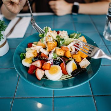 the 1200 calorie diet plan includes fresh fruits, veggies, and whole grains