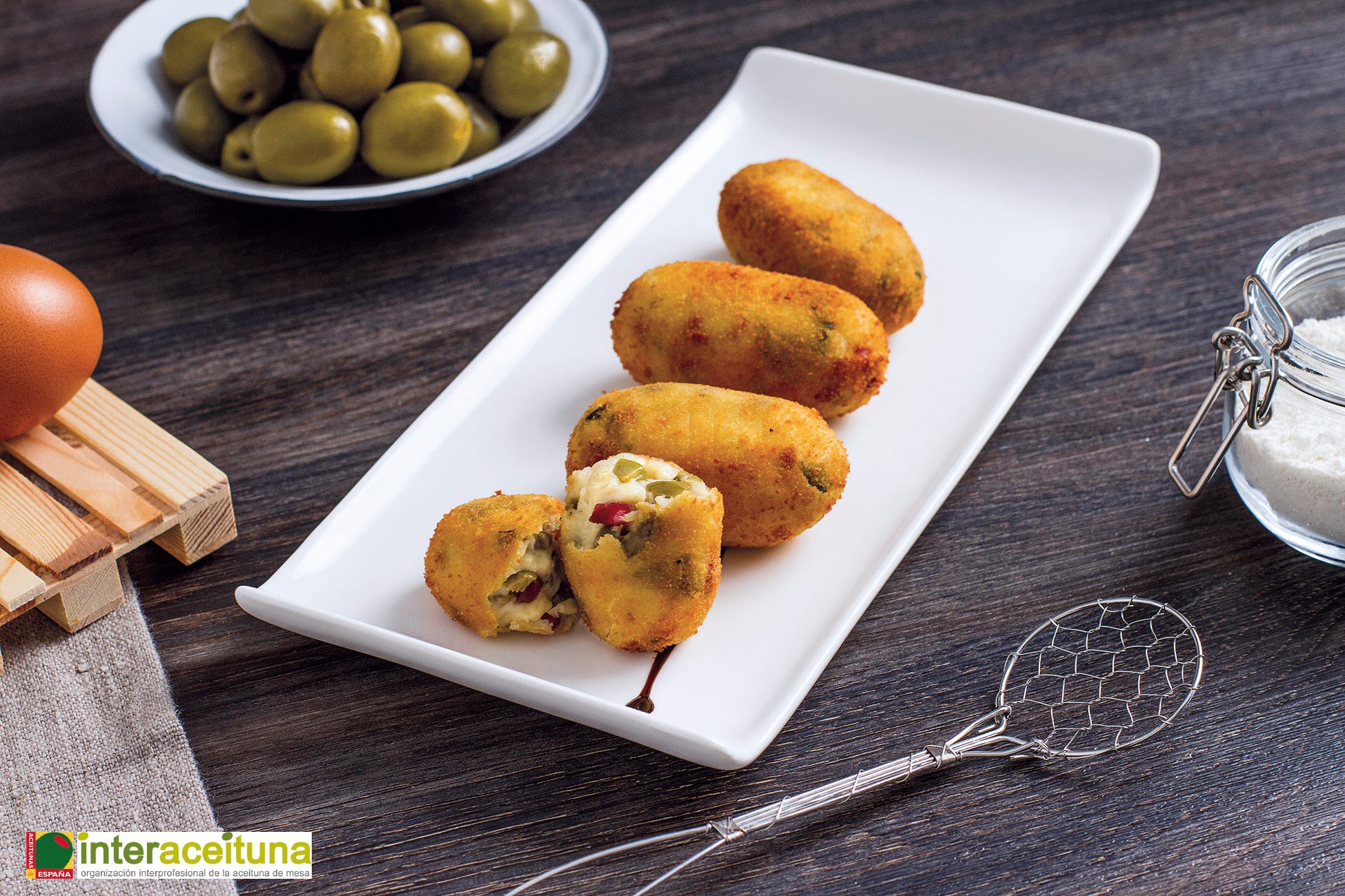 croquetas de jamón serrano y aceitunas