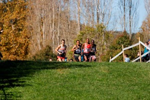 atletas en acción durante el cross internacional zornotza