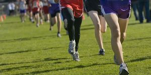un grupo de corredores participan en una carrera de campo a través