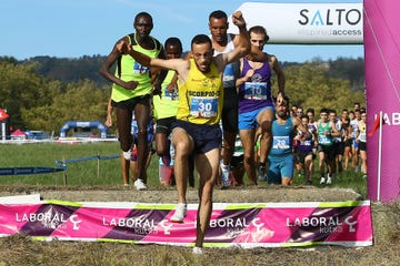 varios corredores en el cross internacional de san sebastián 2022