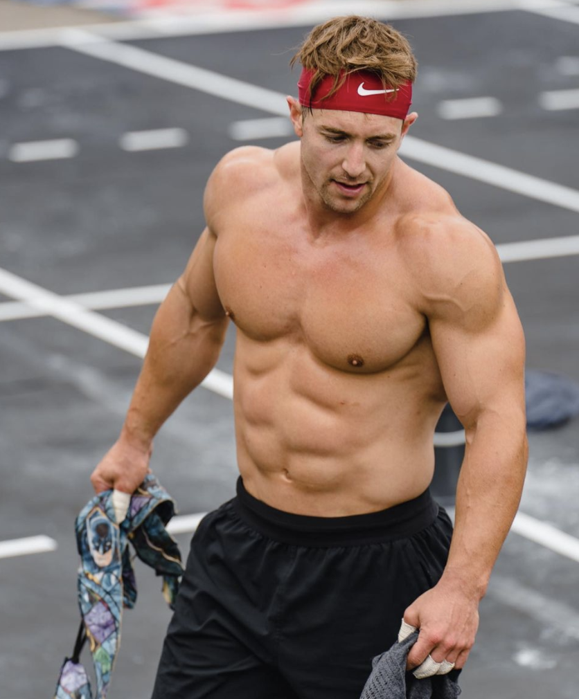 Los músculos de gorila del atleta CrossFit Adrian Mundwiller