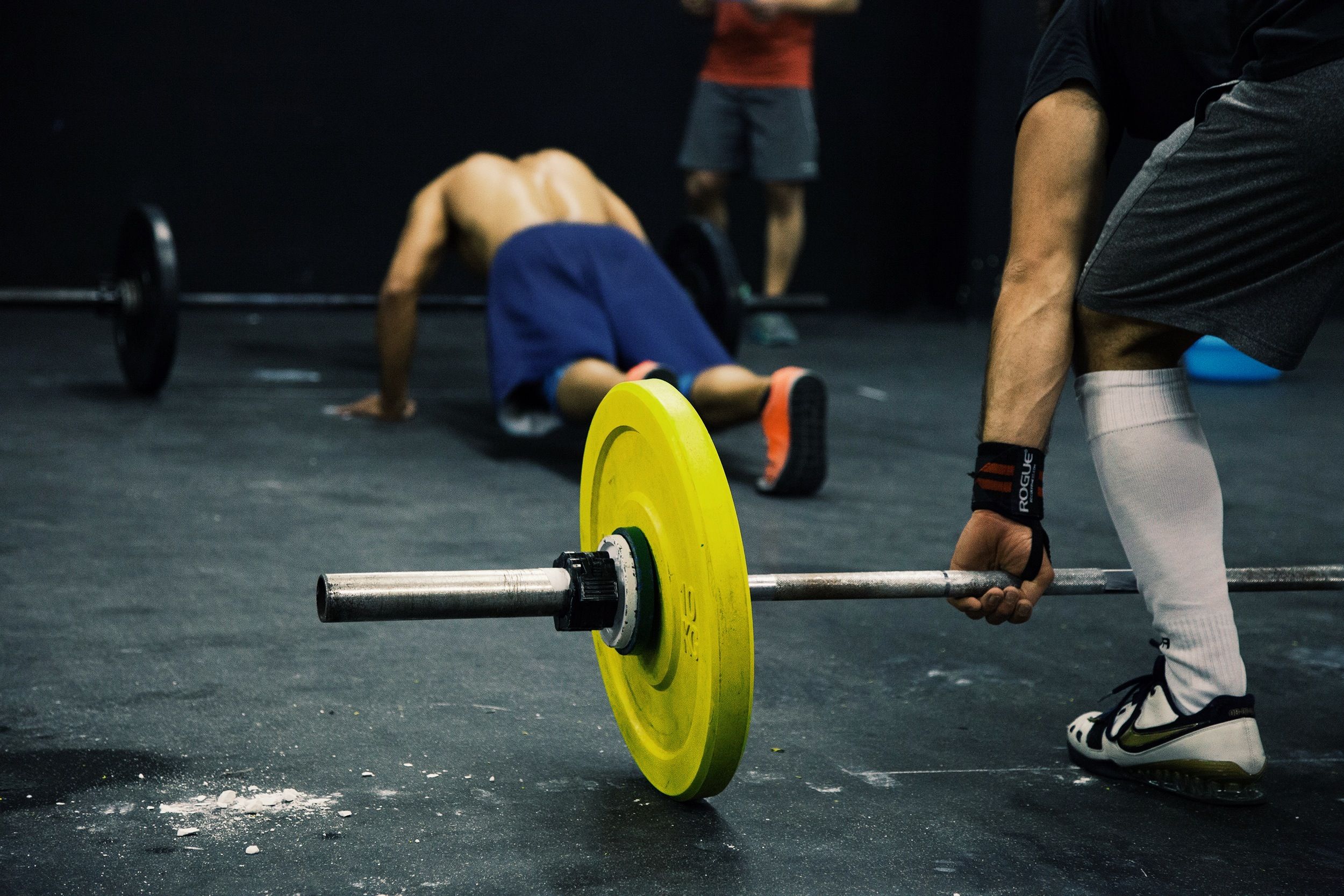 Lanzamiento de balón: ejercicio de Cross Fit para todos los públicos