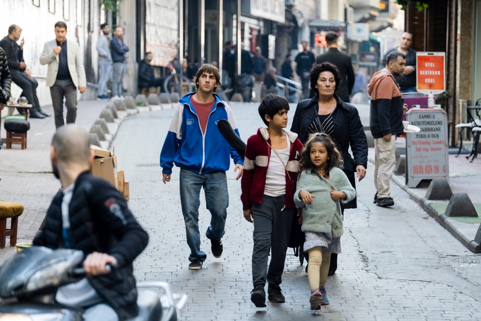 Análisis Crítica de Cruces: Una Poética Búsqueda de Esperanza en los Márgenes de Estambul