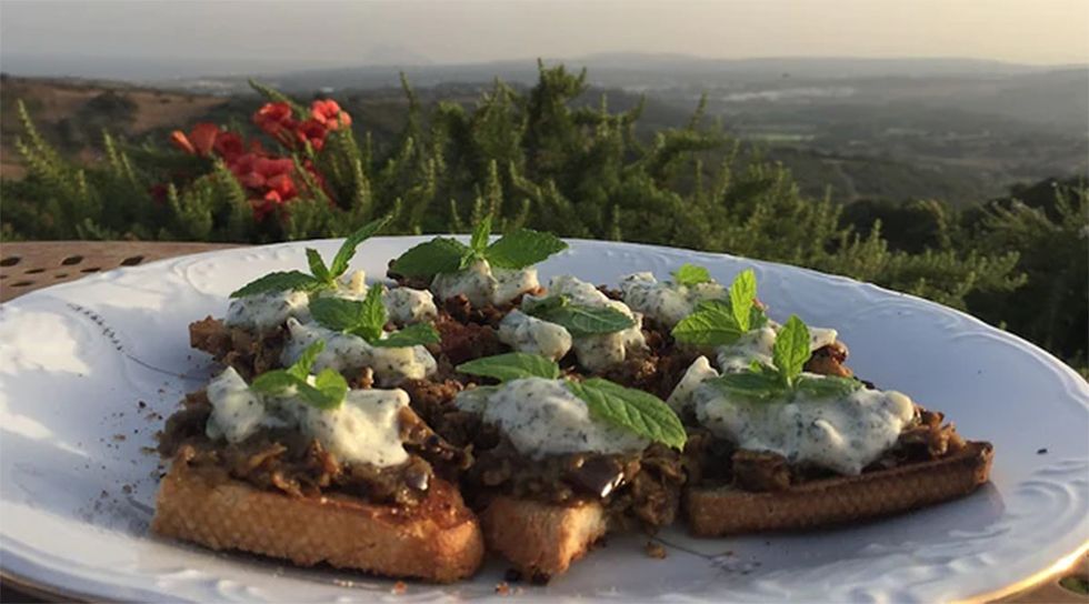crostini de berenjenas con pepino a la griega, receta de dehesa el milagro
