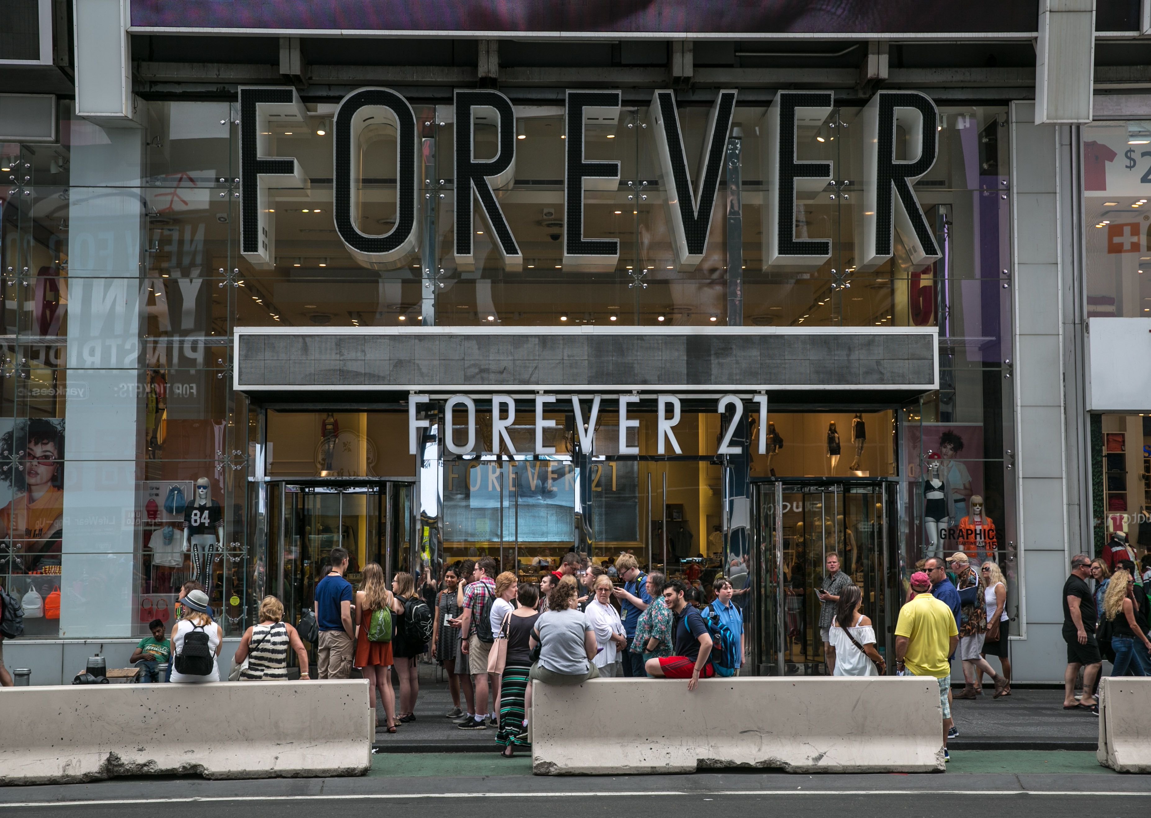 Forever 21 Clothing Store in New York City. Editorial Photo - Image of  people, retailer: 124489616