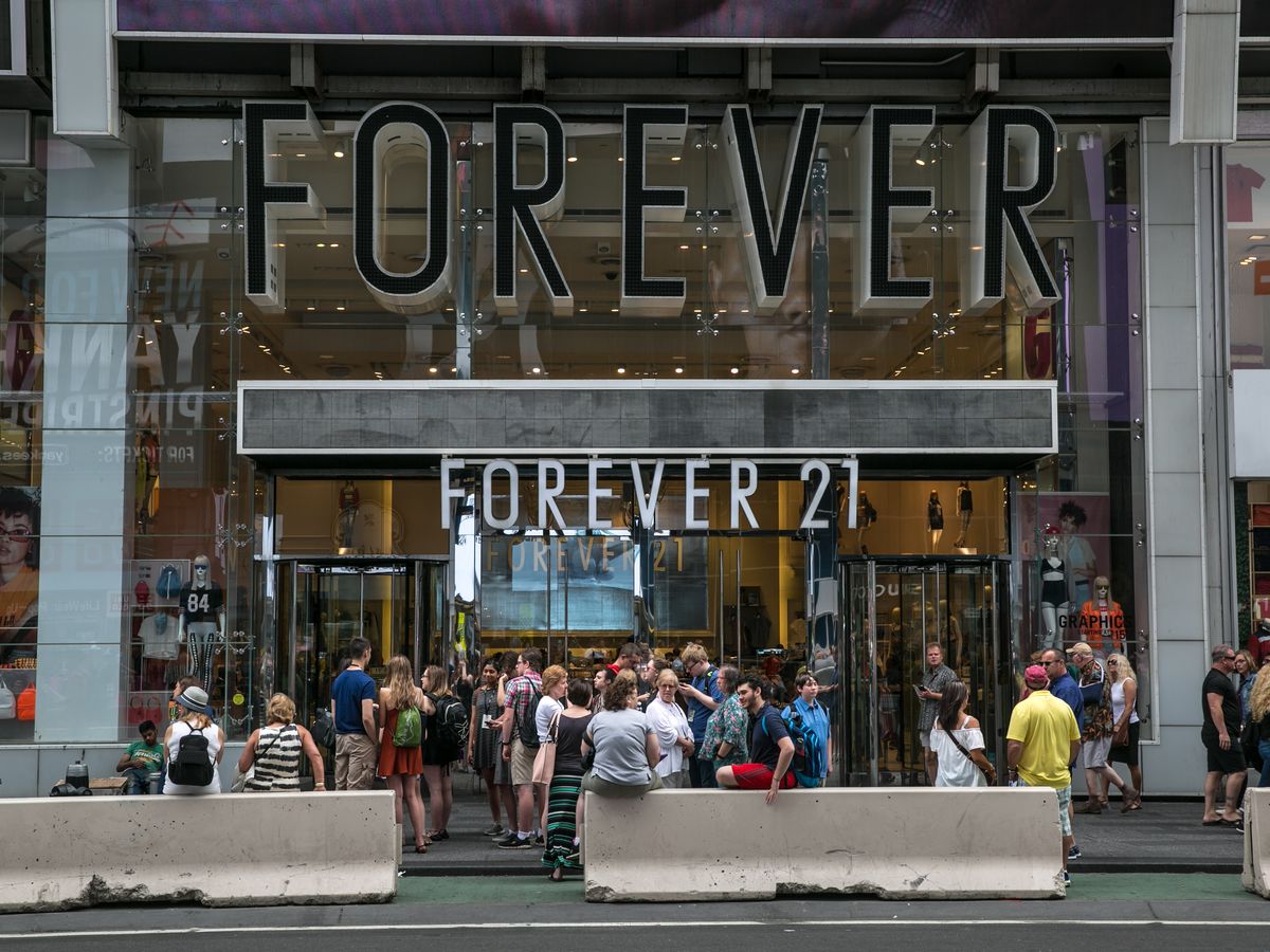 People Passing Forever 21 Retail Store In New York City Stock Photo -  Download Image Now - iStock
