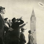 Crowd Pointing At UFO crowd pointing at ufo