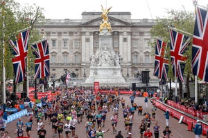 los atletas populares llegan a la meta en the mall por delante del palacio de buckingham durante el maratón de londres 2021