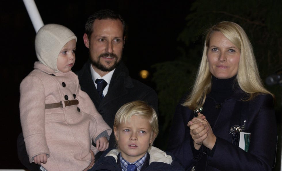 norwegian royals light up trafalgar square christmas tree