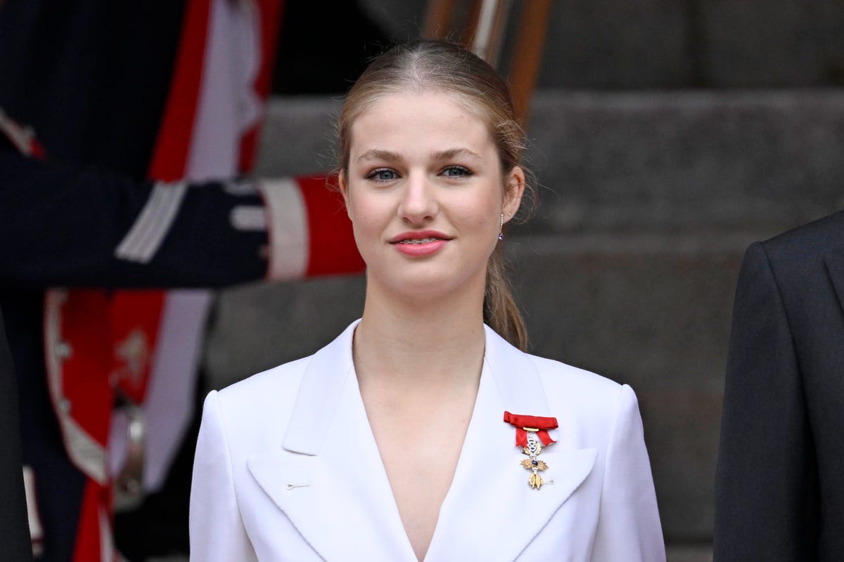 el rey besa a la princesa de asturias en el congreso de los diputados