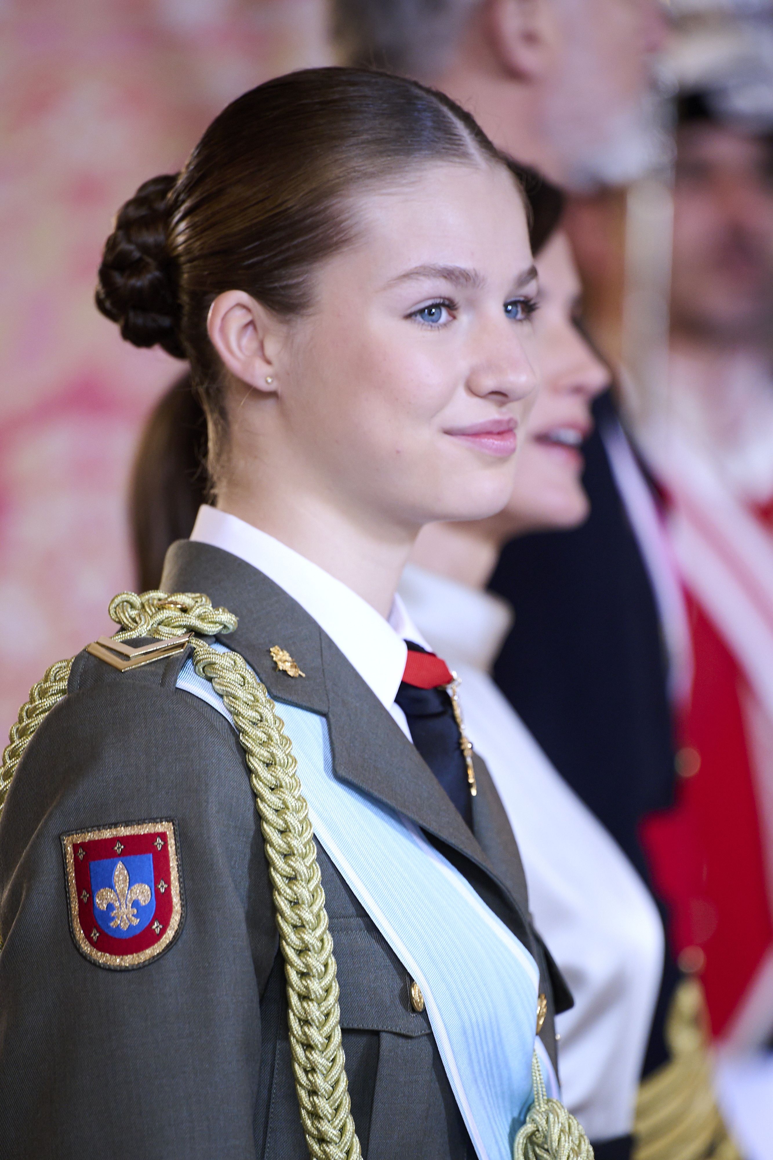 La princesa Leonor sorprende este 12 de octubre con traje militar y un  maquillaje perfecto para la ocasión: sutil, muy juvenil y sencillo de hacer