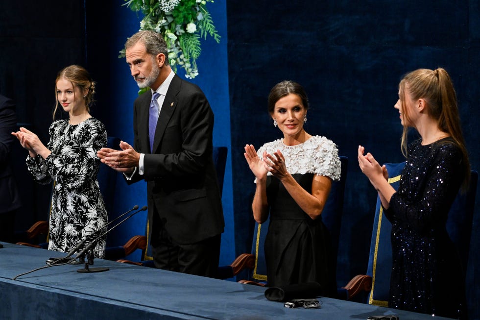 los reyes felipe y letizia, la princesa leonor y la infanta sofía en la entrega de premios princesa de asturias 2022