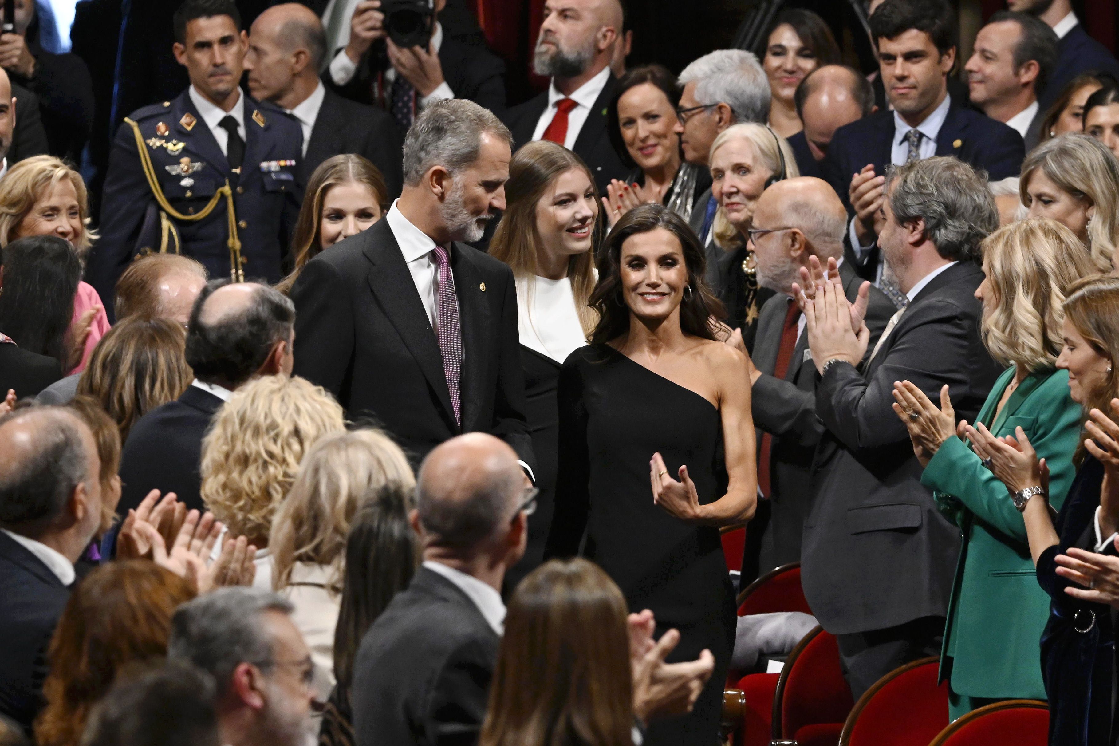 El espectacular abrigo azul marino de la Reina Letizia que puedes