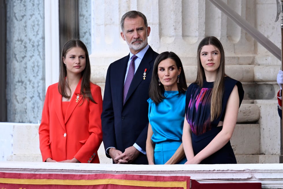 felipe, letizia, leonor y sofia en el balcon