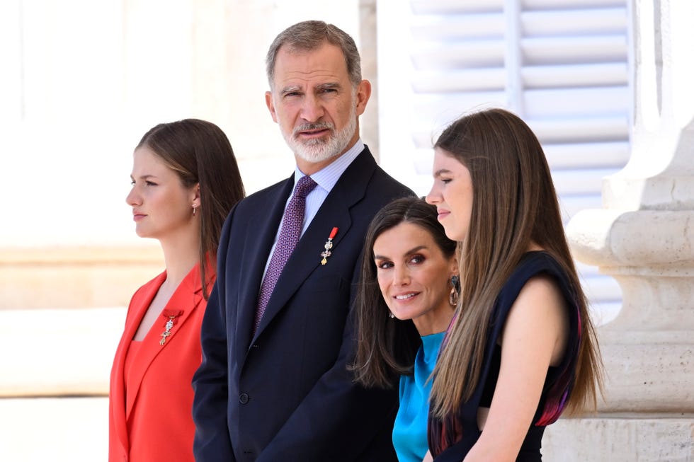 la familia real en el saludo a las autoridades en el palacio real