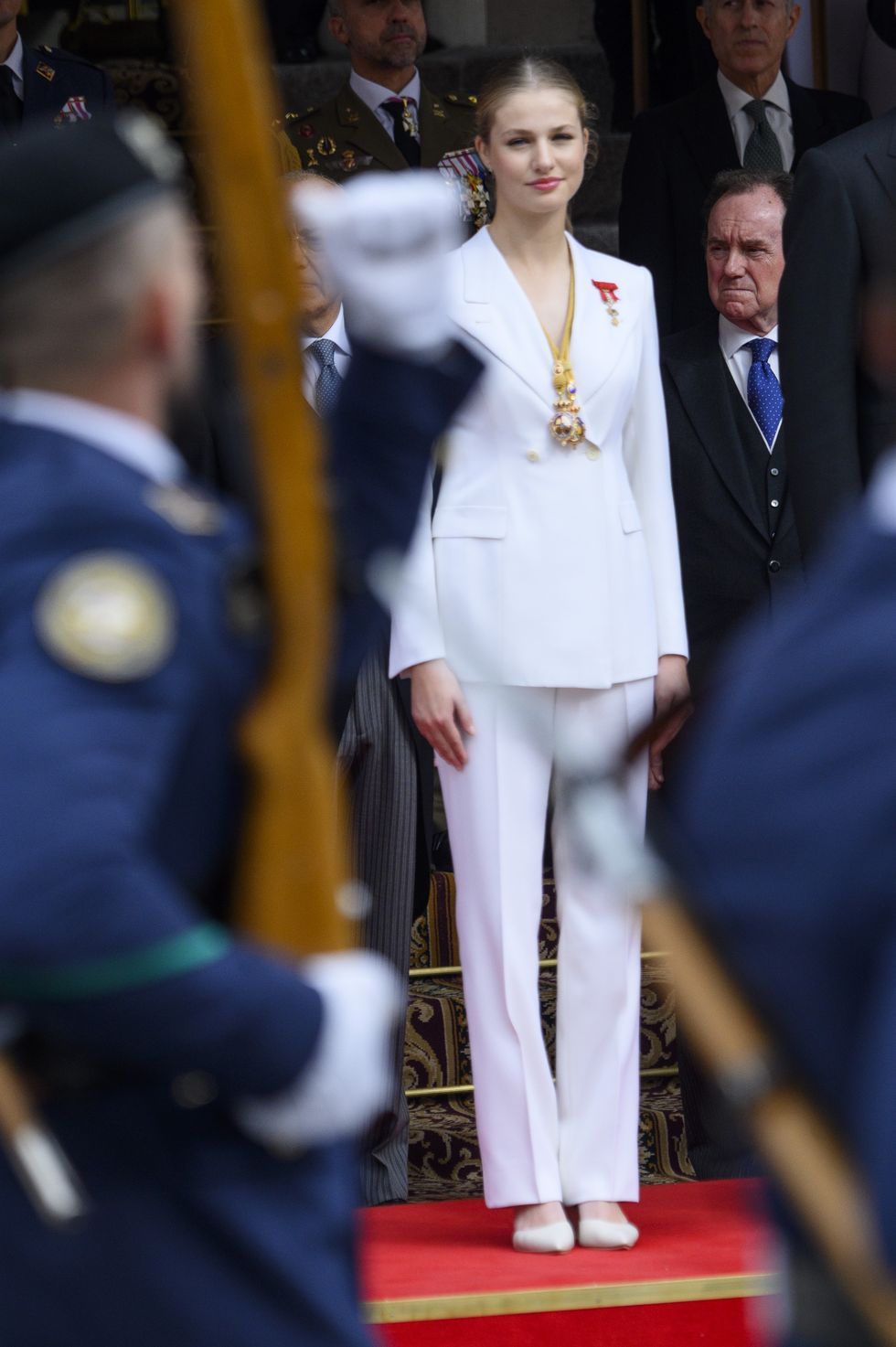 下一任西班牙女王是她！全歐洲最美公主萊昂諾爾從小到大的穿搭造型 新一代皇室時尚指標必須認識princess leonor swears allegiance to the constitution at spanish parliament