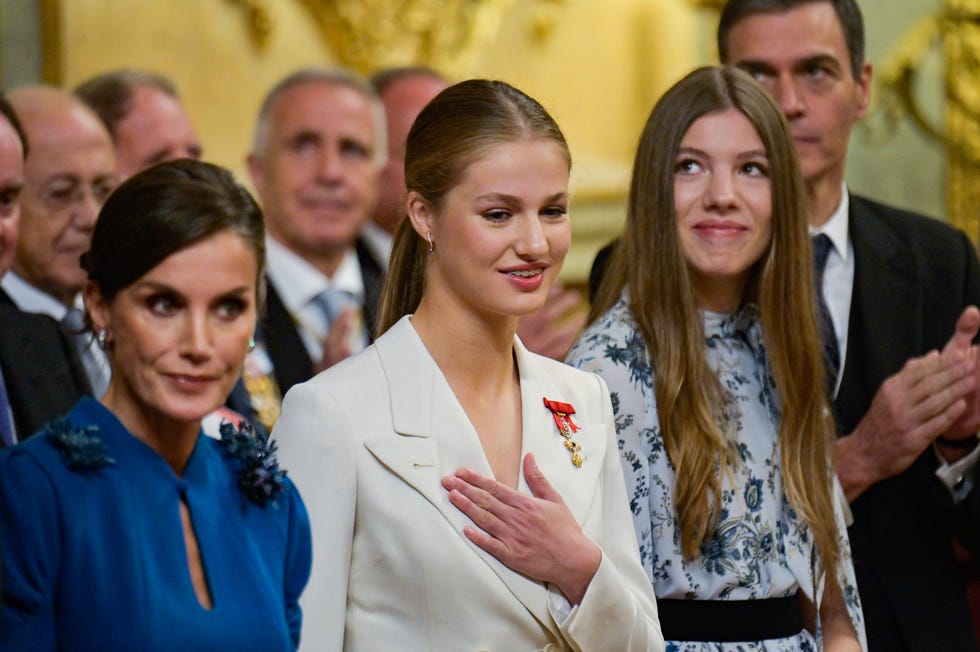 la princesa leonor, junto a la reina letizia y la infanta sofia, en la jura de la constitucion