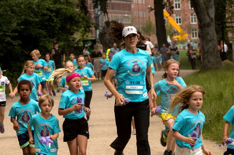 crown princess mary participates in the mary foundation and save the children relay run