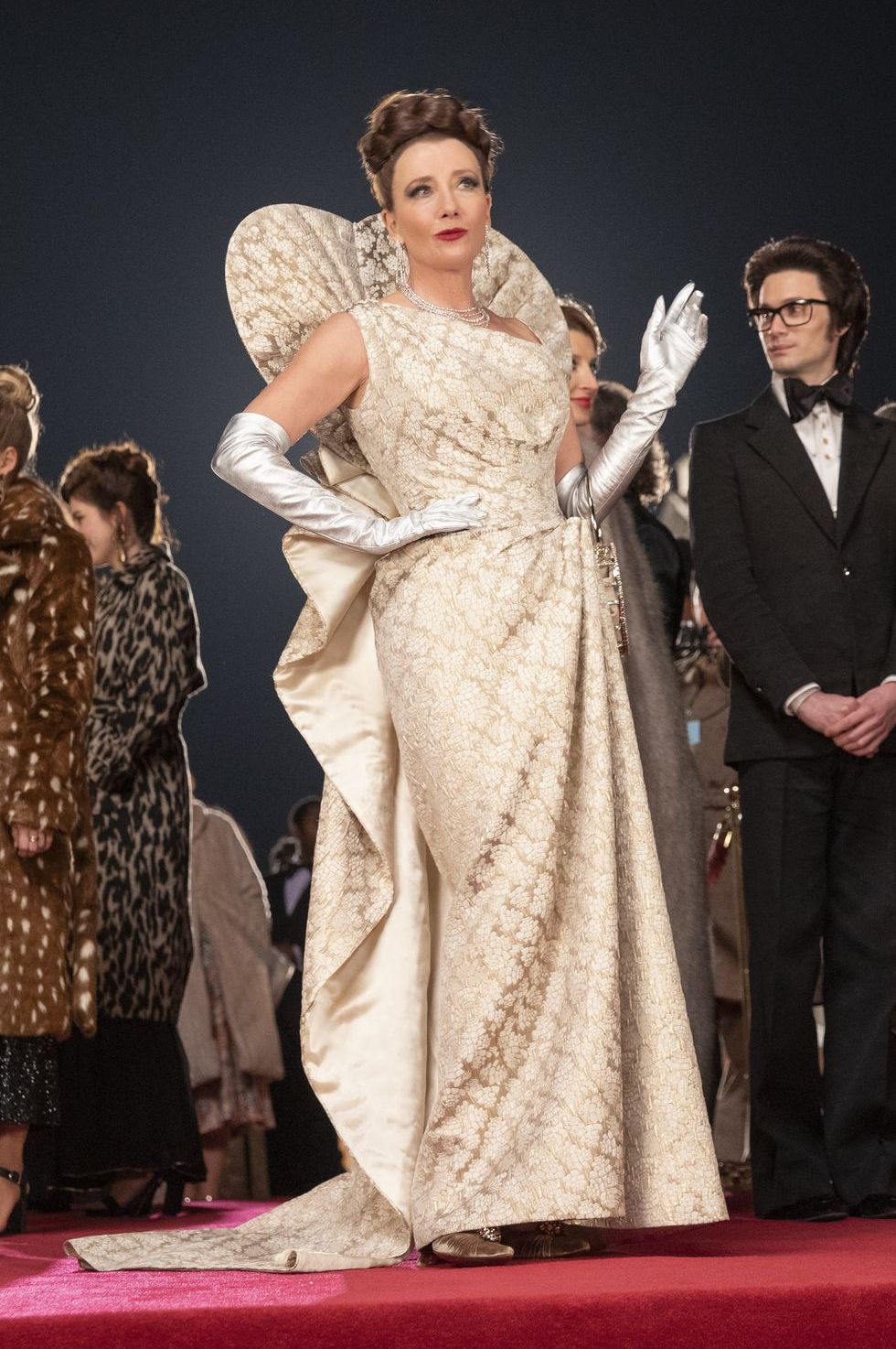 エマ・トンプソン扮する、​バロネス・フォン・ヘルマンの伝統的でクラシックなファッションは権力を象徴しています。