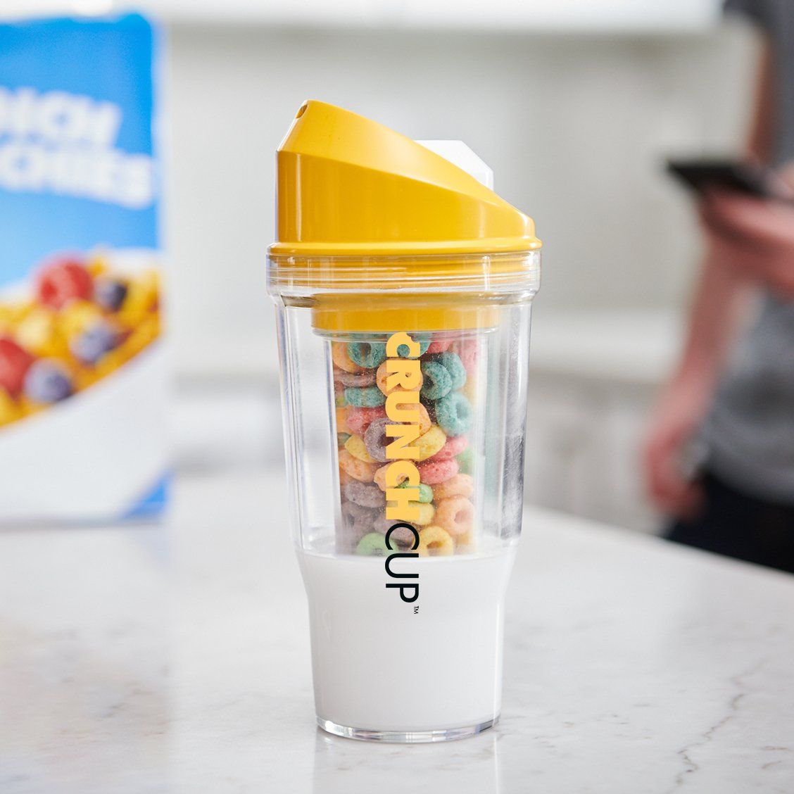 This Divided Milk and Cereal Cup Lets You Eat Breakfast While On The Go