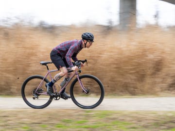 un ciclista monta una bicicleta eléctrica