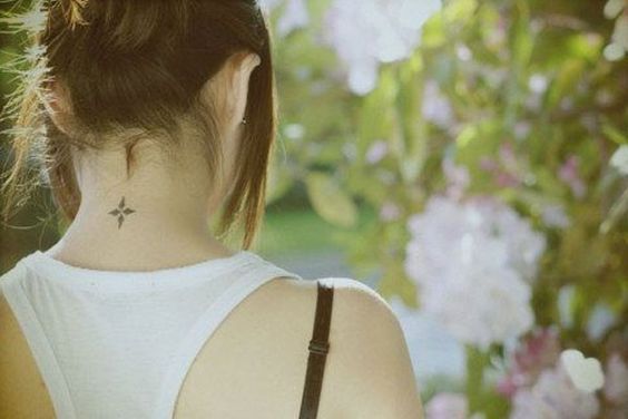 tatuaje cuello flor