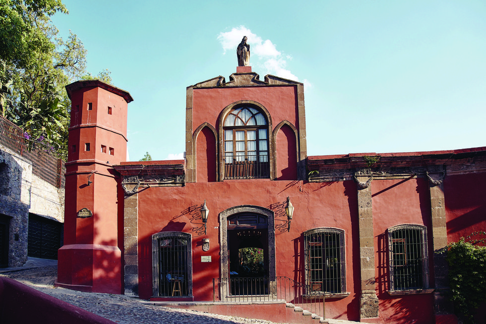 Door, Arch, Idiophone, Gate, Brick, Medieval architecture, Hacienda, Holy places, Church, Home door, 