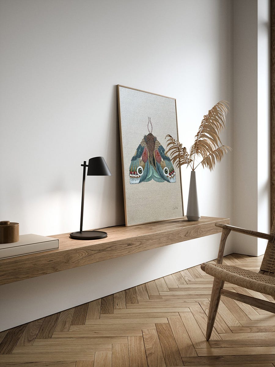 zona de estar con cuadro de mariposas, balda y suelos de madera natural sin barnizar