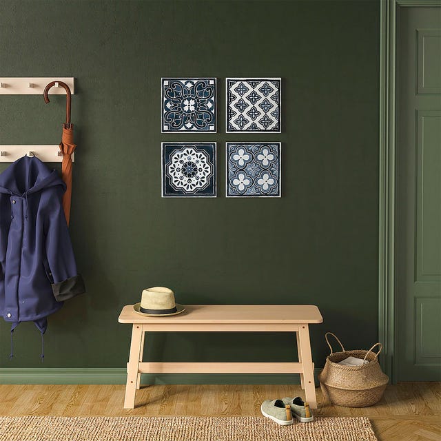 recibidor pared verde con cuadros de azulejos azules
