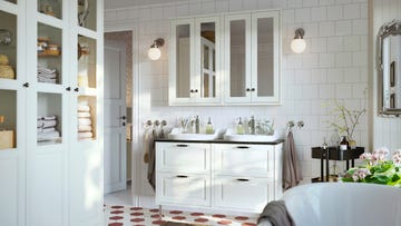 cuarto de baño blanco con muebles tÄnnforsen