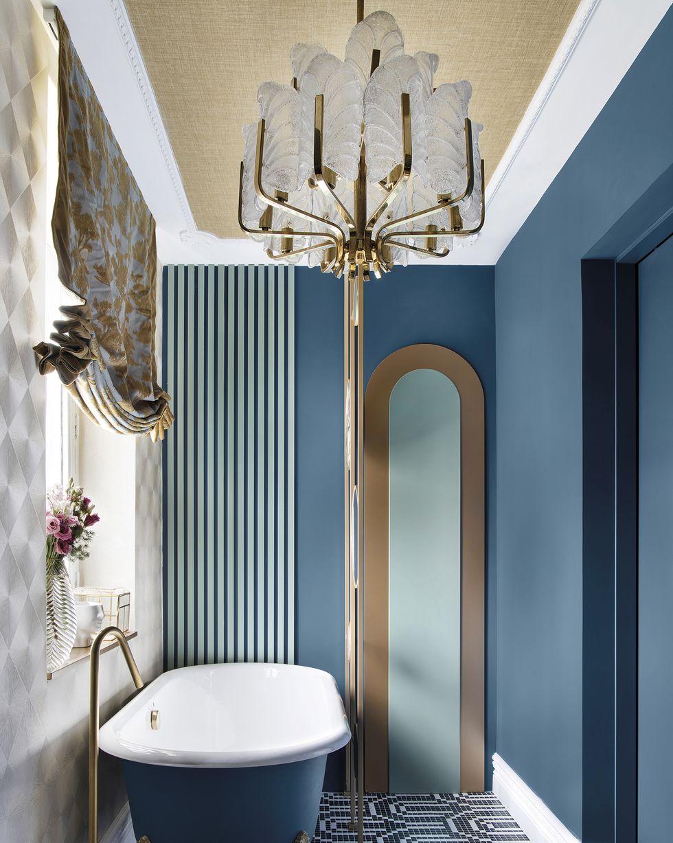 cuarto de baño en tonos azules con bañera exenta