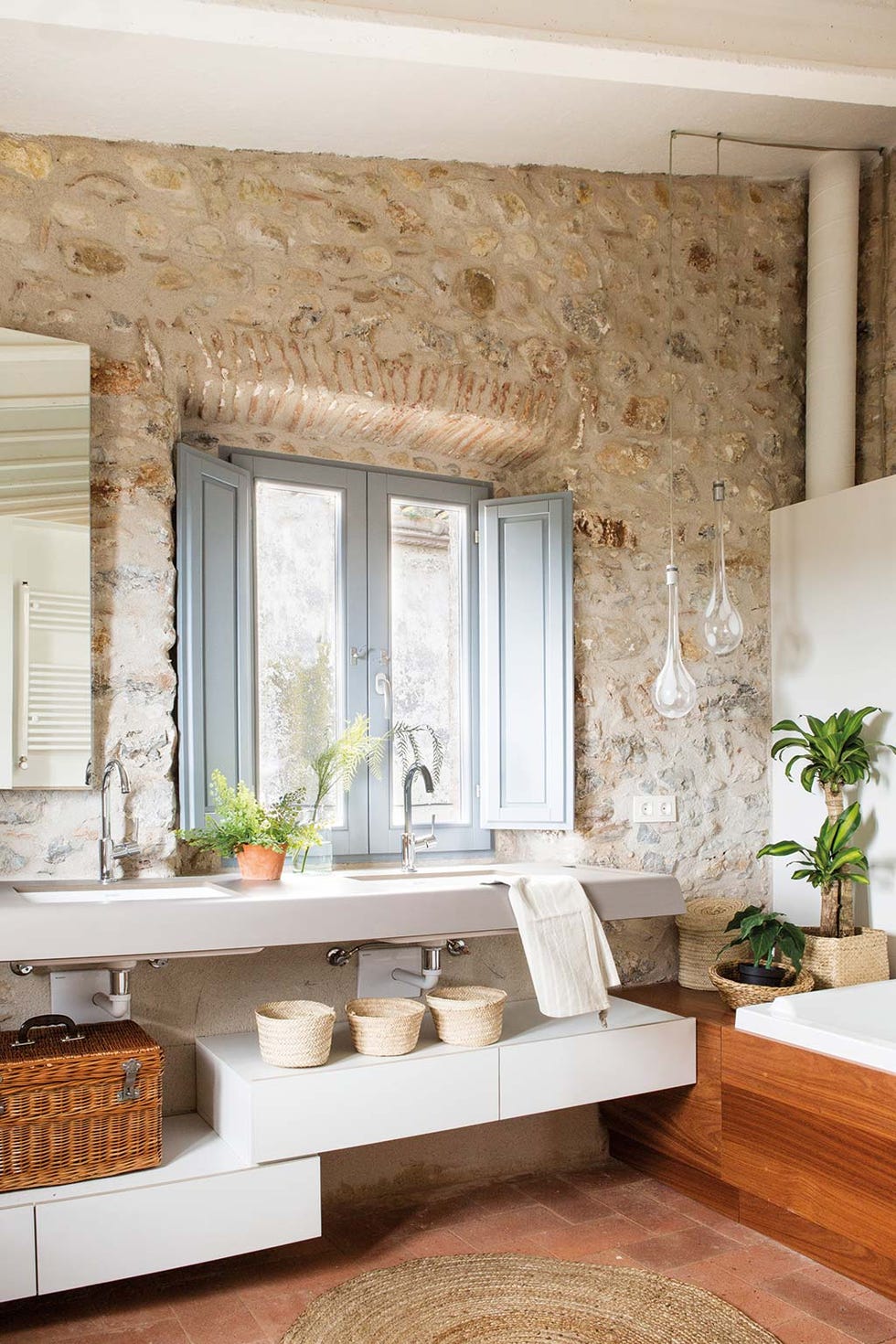 cuarto de baño con pared de piedra
