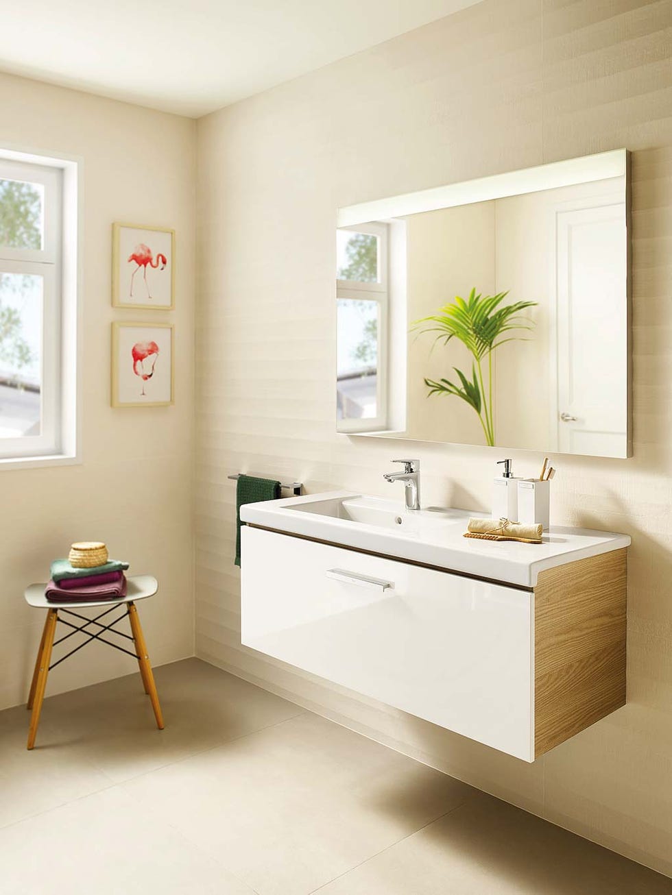 cuarto de baño con mueble y espejo