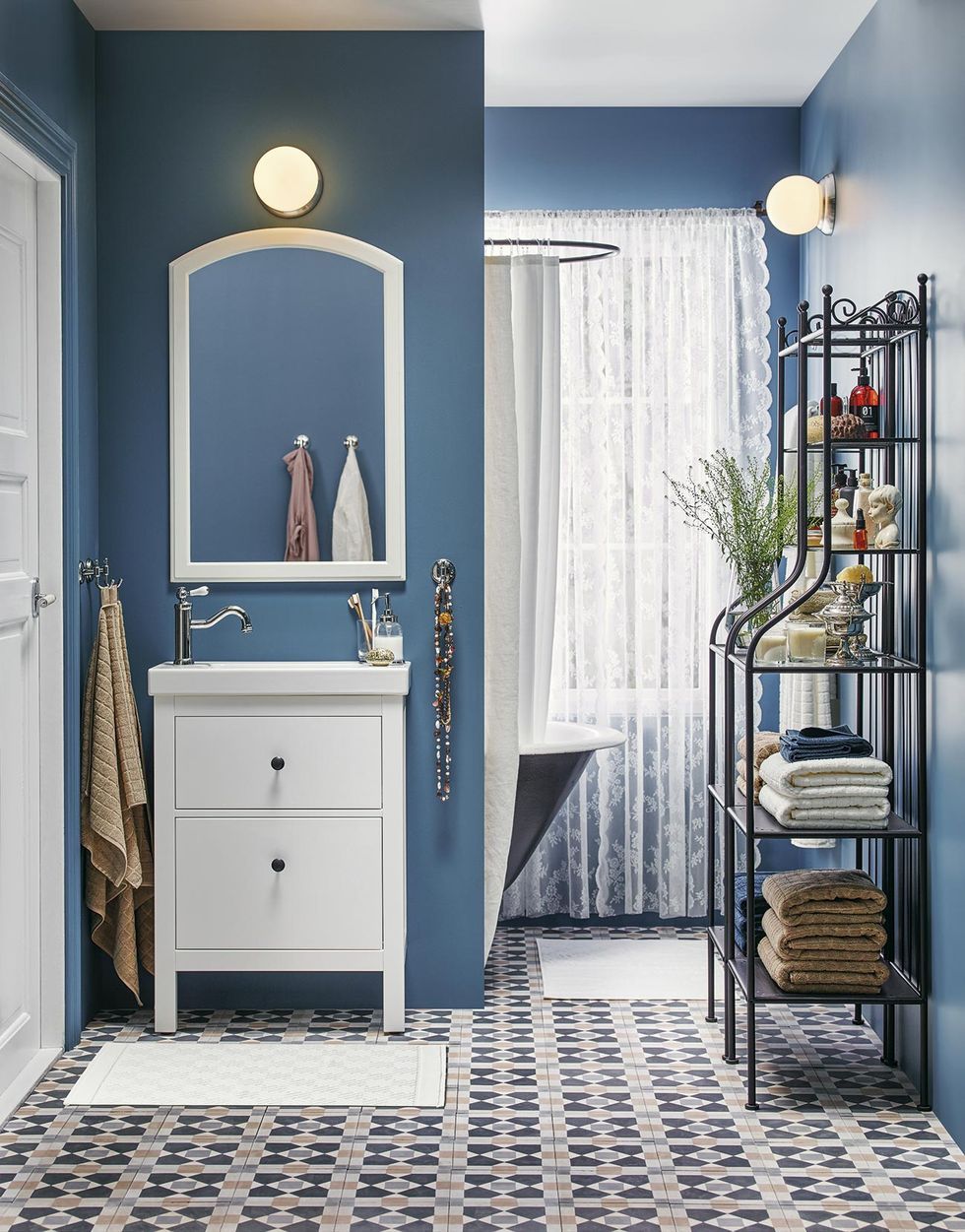 Un baño en blanco y azul con banco de obra - Vintage & Chic. Pequeñas  historias de decoración