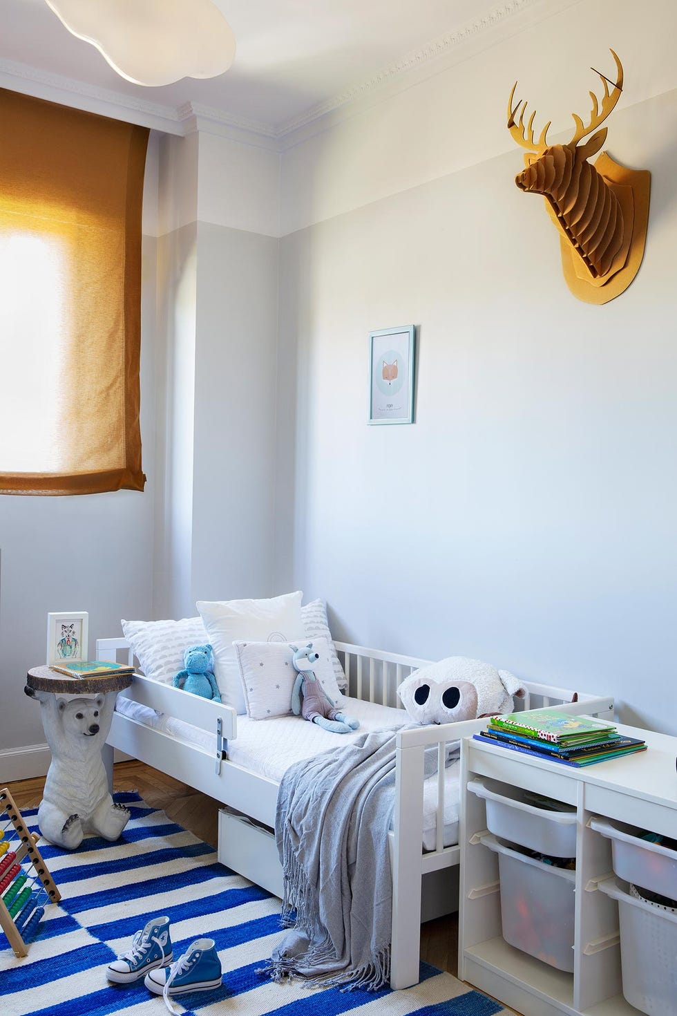 dormitorio infantil blanco y azul