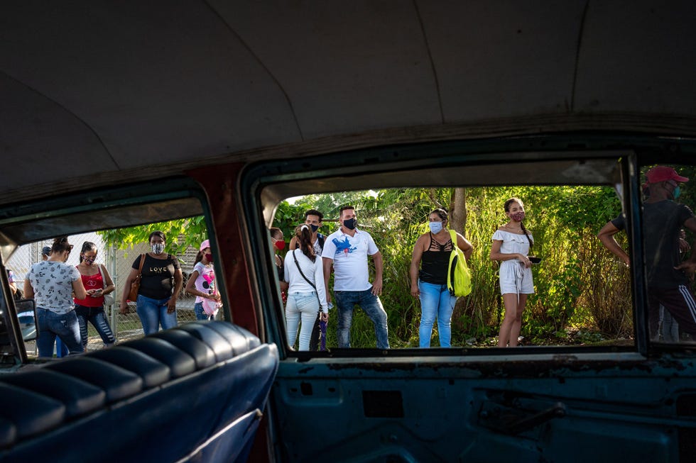 Voor een bazaar in Havana Cuba staan Karla Gonzlez en haar moeder Mirelis Toro in de rij om spullen te kopen voor Karlas quinceaera de traditionele viering van de vijftiende verjaardag in LatijnsAmerika De Cubaanse economie is zwaar getroffen door de teruggang in het toerisme naar het eiland en de afname van de hoeveelheid geld die vanuit het buitenland naar Cuba wordt overgemaakt wat tot ernstige voedseltekorten heeft geleid