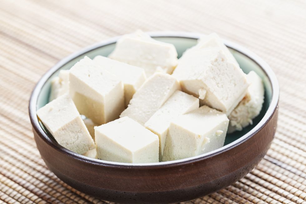 bol con cubitos de tofu