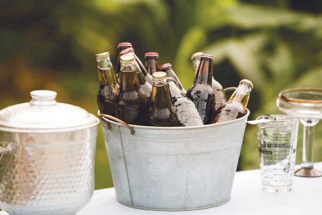 cubeta de cinc con botellas de cerveza