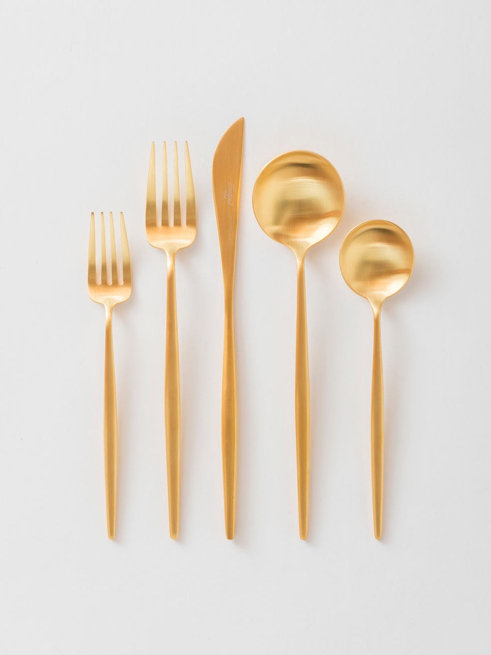 Cubiertos de oro pulido