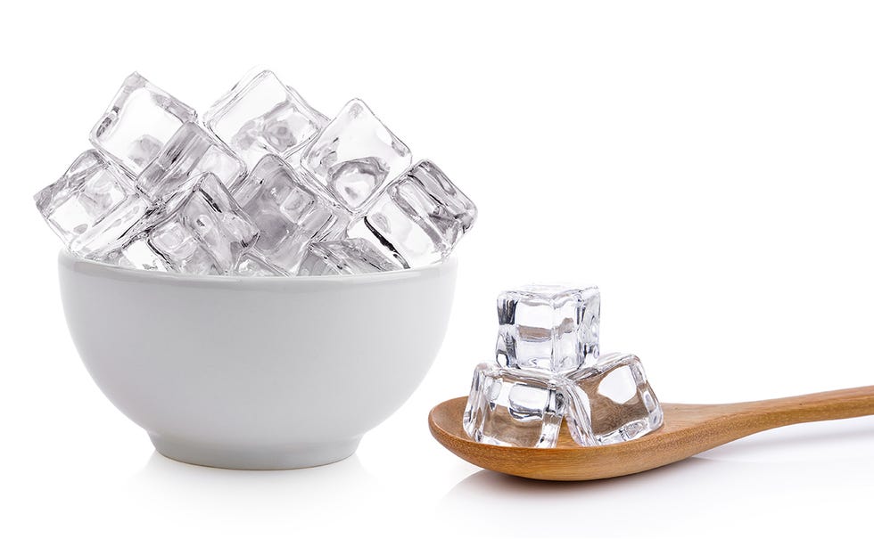 cómo hacer cubitos de hielo caseros rápido como los de los bares