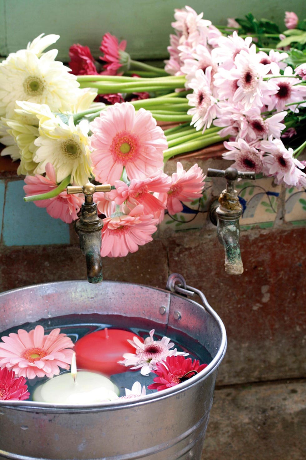 Cartel baño fondo madera con flores rosa claro y hojas