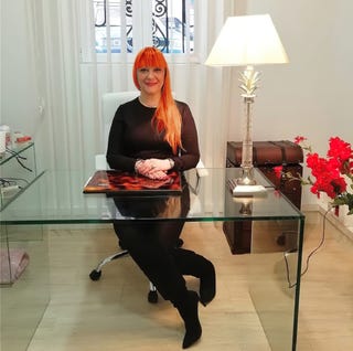 la coach experta en belleza, cuca miquel, posa en el despacho de su centro de estética