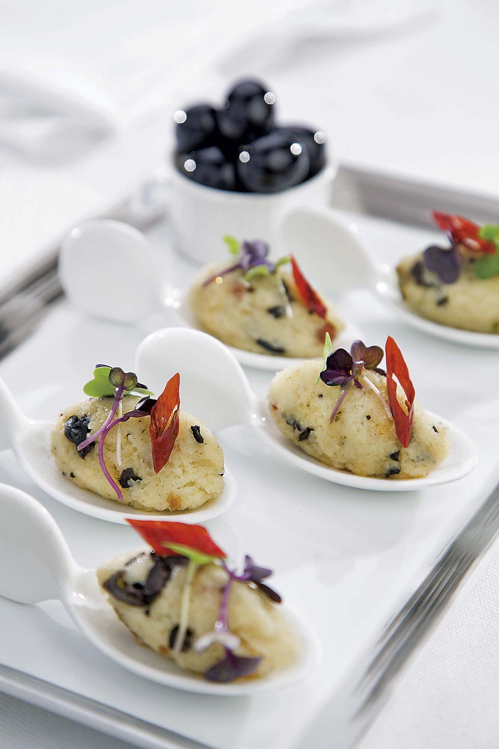 cuchara de upma con aceitunas