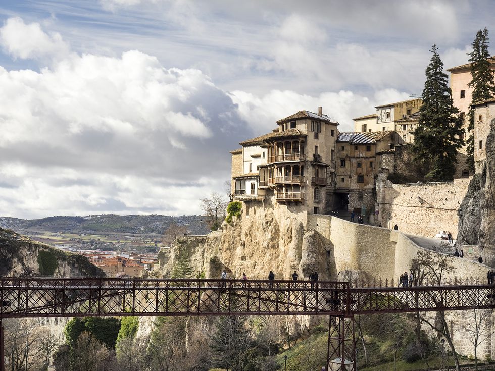 Cuenca es Patrimonio de la Humanidad por la UNESCO, en Castilla-La Mancha, entre los cañones del Júcar y el Húcar.